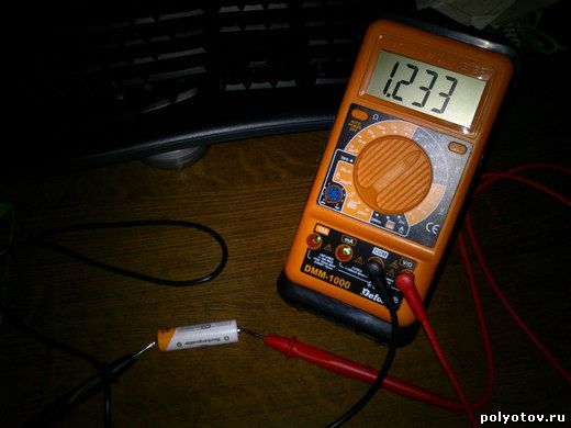measuring charge battery voltage image test multimeter defort-1000 мультиметр дефорт батарея аккумулятор замер измерение заряд вольтаж тест картинка